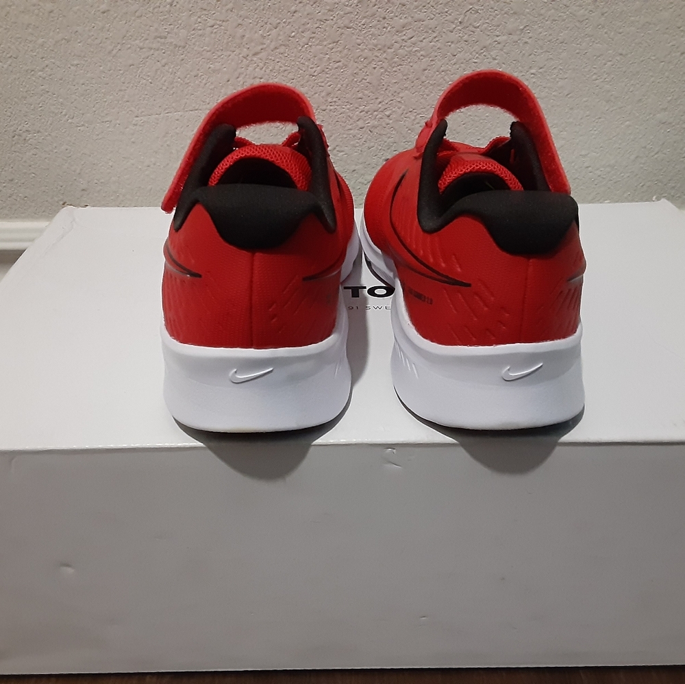 Nike - Picture 2 of 4